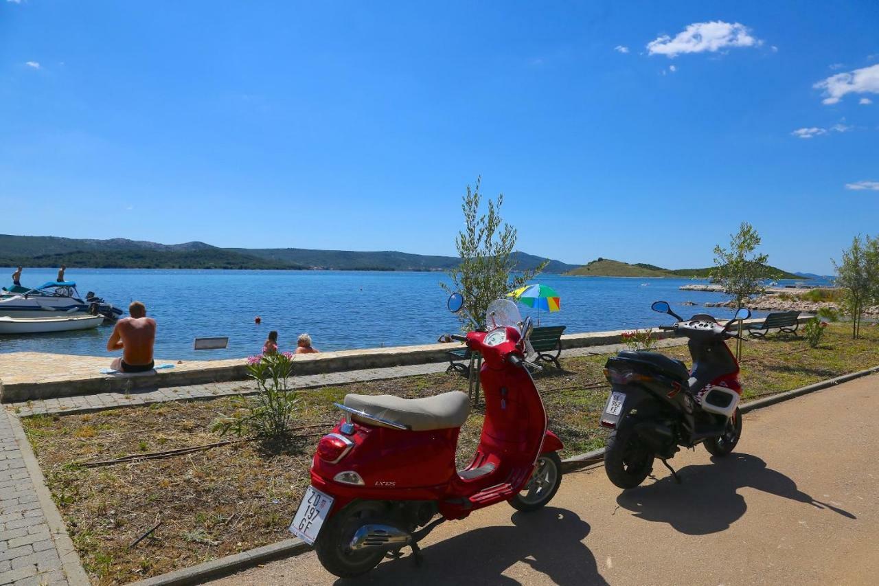 Apartments Fjaka Sveti Filip i Jakov Esterno foto