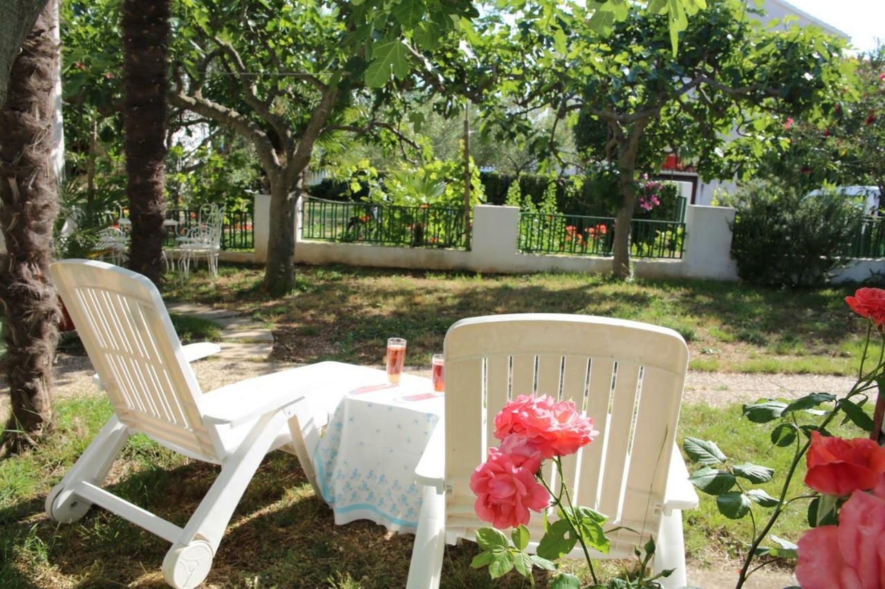 Apartments Fjaka Sveti Filip i Jakov Esterno foto
